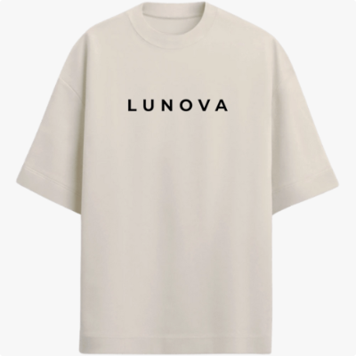 Camiseta com estampa frontal de texto estilizado "LUNOVA" em tipografia limpa e moderna e estampa traseira de anjo detalhado com asas amplas e a inscrição "FREEDOM AND PEACE".