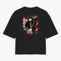 Camiseta com estampa frontal de símbolo e texto estilizado "KAGE" e estampa traseira de personagem em pose dinâmica com traços fluidos e caracteres.