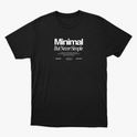 Camiseta com estampa frontal de texto "Minimal But Never Simple" seguido de subtitulos sobre construção, sistemas, execução e disciplina.