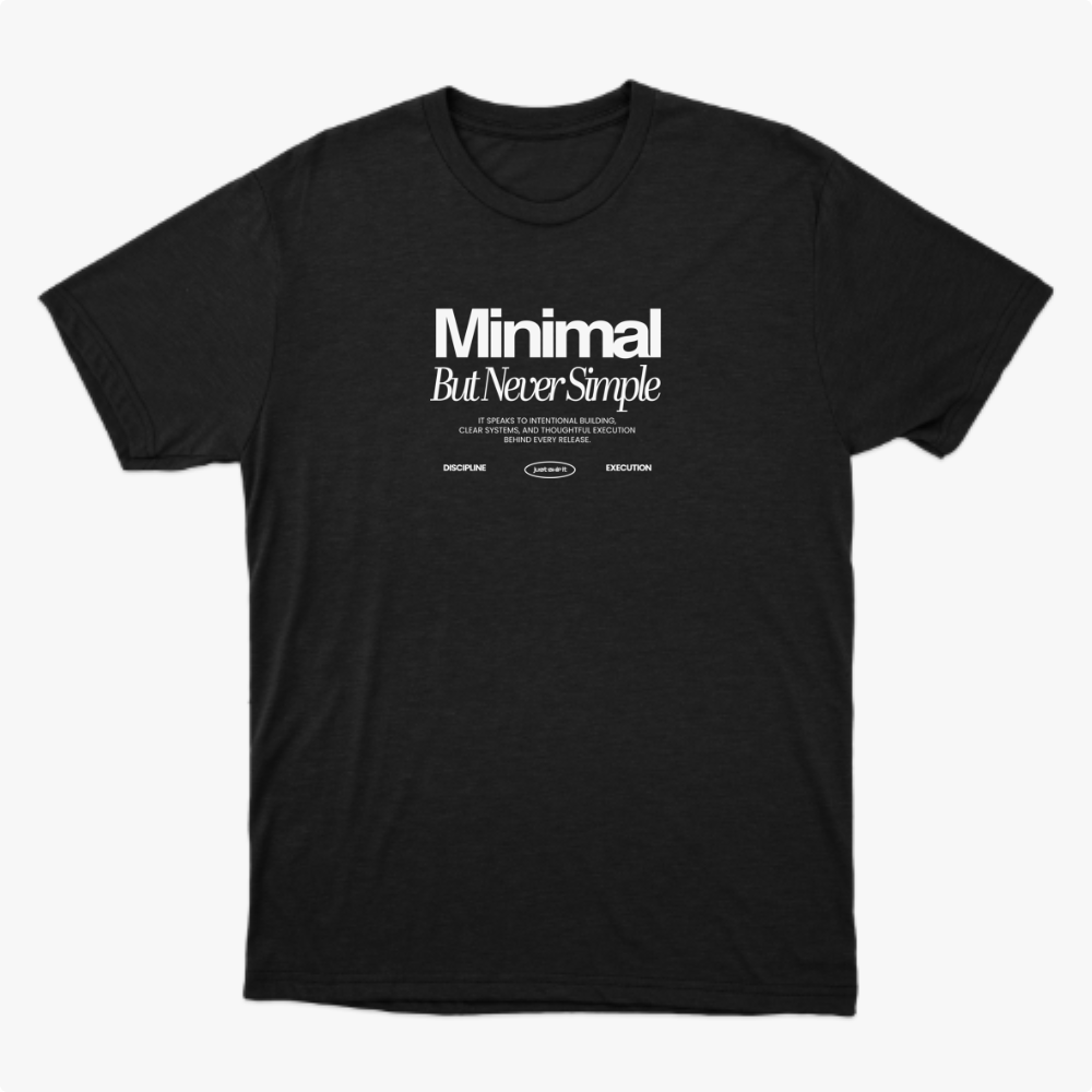 Camiseta com estampa frontal de texto "Minimal But Never Simple" seguido de subtitulos sobre construção, sistemas, execução e disciplina.