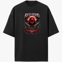 Camiseta com estampa frontal de figura encapuzada vermelha, cercada por armas cruzadas, rosas e arranha-céus ao fundo, sob a inscrição “Red Hood”.