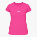 Camiseta com estampa frontal de um discreto logotipo estilizado em fonte moderna.