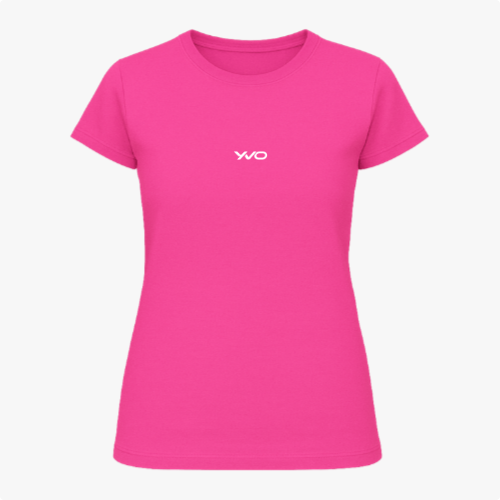 Camiseta com estampa frontal de um discreto logotipo estilizado em fonte moderna.