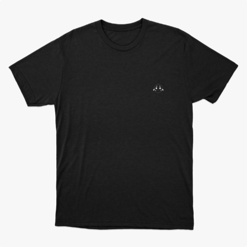 Camiseta com estampa frontal de pequeno disco voador minimalista e estampa traseira de personagem desenhado, com dizeres "Eu sou meu maior inimigo" em destaque.