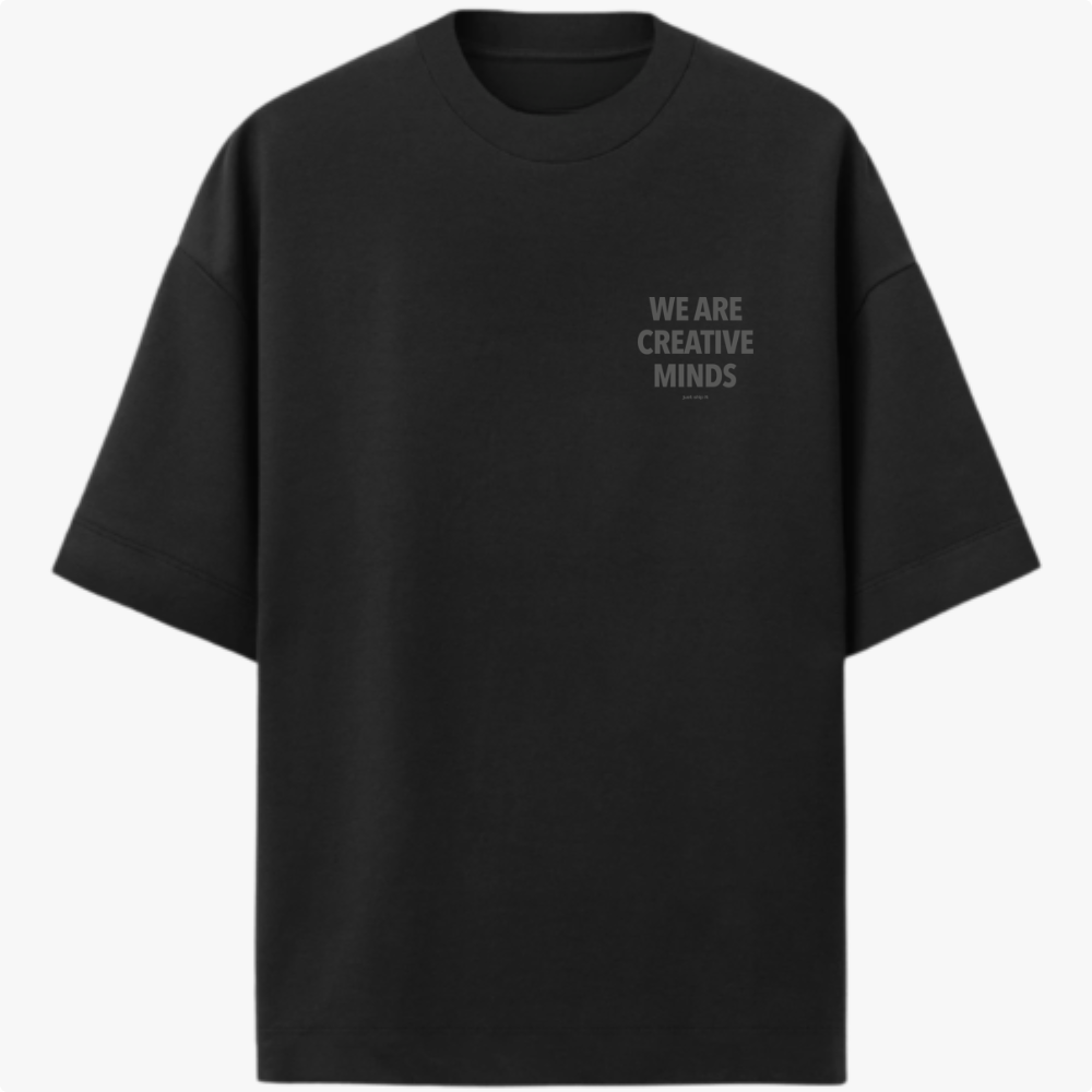 Camiseta com estampa frontal de texto "WE ARE CREATIVE MINDS" e estampa traseira maior com mesma frase, acompanhada de texto menor "just ship it".