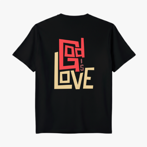 Camiseta com estampa frontal de texto estilizado "God is Love" em linha minimalista e estampa traseira ampliada, realçando o design geométrico do texto.