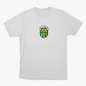 Camiseta com estampa frontal de brasão com cinco estrelas acima e frases "BRASIL NA COPA" e "E NÓS NO SOFÁ", acompanhado de duas bandeiras na lateral.