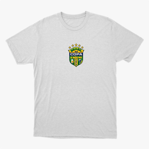 Camiseta com estampa frontal de brasão com cinco estrelas acima e frases "BRASIL NA COPA" e "E NÓS NO SOFÁ", acompanhado de duas bandeiras na lateral.