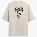 Camiseta com estampa frontal de assinatura estilizada delicada e estampa traseira de dragão tribal detalhado com asas curvas e cauda serpenteante.