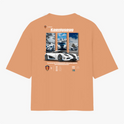 Camiseta com estampa frontal de carro esportivo sob montanhas nevadas, logo e informações técnicas da marca em destaque.