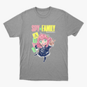 Camiseta com estampa frontal de personagem animado de cabelo rosa, cercado por blocos com letras coloridas, sobre o texto "SPY x FAMILY".