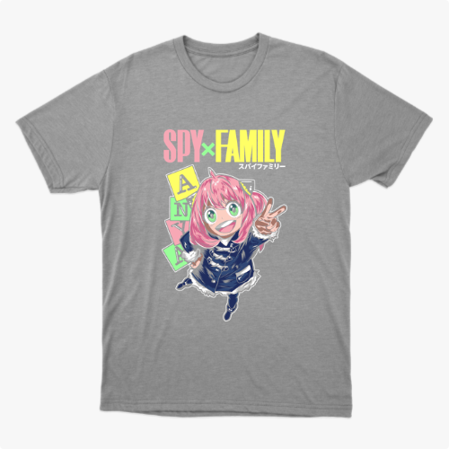 Camiseta com estampa frontal de personagem animado de cabelo rosa, cercado por blocos com letras coloridas, sobre o texto "SPY x FAMILY".