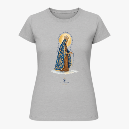 Camiseta com estampa frontal de figura religiosa adornada em manto detalhado, com halo dourado e texto elegante ao redor da imagem.