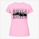 Camiseta com estampa frontal de texto minimalista "RIVALS" no lado esquerdo do peito e estampa traseira de carros de corrida com sobreposição de textos.