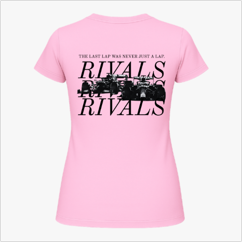 Camiseta com estampa frontal de texto minimalista "RIVALS" no lado esquerdo do peito e estampa traseira de carros de corrida com sobreposição de textos.