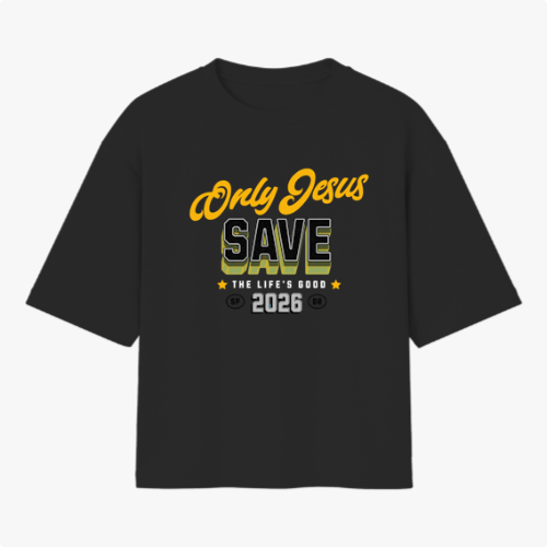 Camiseta com estampa frontal de "Only Jesus Save" acompanhada de "The Life's Good 2026" entre estrelas e símbolos, e estampa traseira de "God is Good".