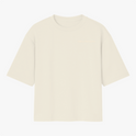 Camiseta com estampa frontal de texto "latina y forrozeira" e estampa traseira de espiral colorida sutil localizada próximo à gola.