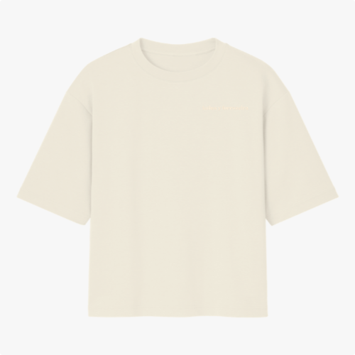 Camiseta com estampa frontal de texto "latina y forrozeira" e estampa traseira de espiral colorida sutil localizada próximo à gola.