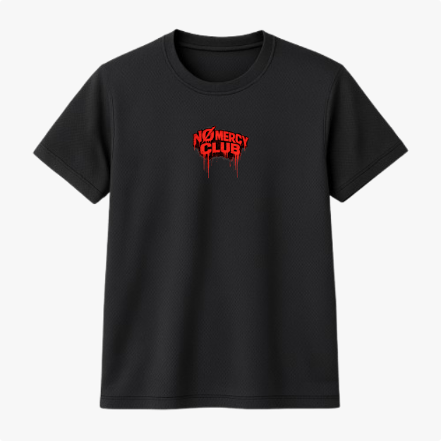 Camiseta com estampa frontal de texto estilizado "No Mercy Club" gotejante e estampa traseira de uma cobra em posição de ataque, envolta em círculo gotejante.