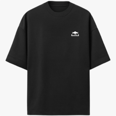Camiseta com estampa frontal de logotipo e ilustração traseira em preto e branco, mostrando uma cena de automobilismo com texto sobreposto em grande estilo.