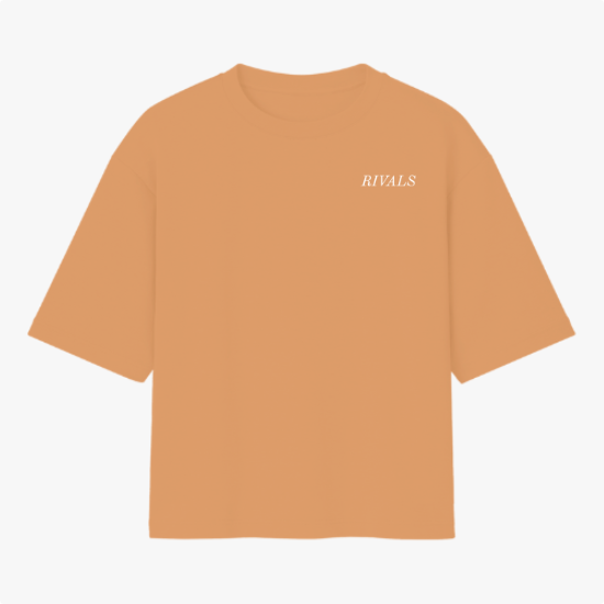 Camiseta com estampa frontal de texto "RIVALS" e estampa traseira de carro de corrida com texto "NO SAFETY. NO MERCY. RIVALS" sobreposto.
