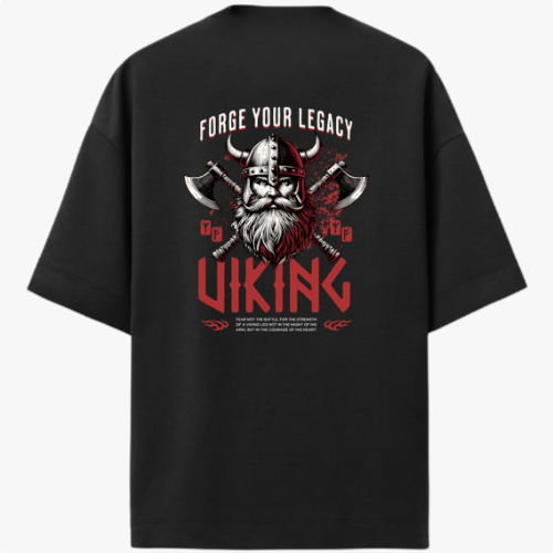 Camiseta com estampa frontal de pequeno símbolo gráfico e estampa traseira de figura viking com capacete e machados cruzados, acompanhada de inscrições temáticas.
