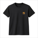 Camiseta com estampa frontal de um símbolo dourado detalhado posicionado do lado esquerdo do peito, acompanhado de um texto abaixo da imagem.