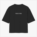 Camiseta com estampa frontal de texto "PRIMAL WEAR" e estampa traseira de guerreiro com capa segurando espadas, cercado por cenário flamejante e texto.