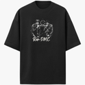Camiseta com estampa frontal de dois músicos famosos usando chapéus e óculos escuros, centralizados sobre a inscrição estilizada "Run-D.M.C.".