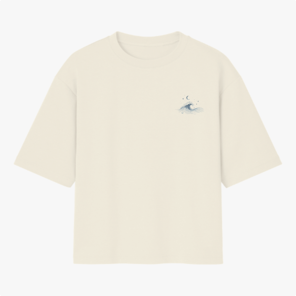 Camiseta com estampa frontal de uma pequena onda estilizada, acompanhada por elementos celestiais como estrelas e uma lua crescente acima dela.