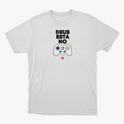 Camiseta com estampa frontal de gamepad com botões coloridos abaixo da frase "DEUS ESTÁ NO", acompanhada de referência textual "1 Coríntios 2:9".