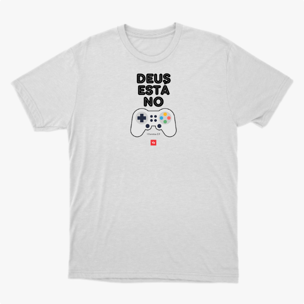 Camiseta com estampa frontal de gamepad com botões coloridos abaixo da frase "DEUS ESTÁ NO", acompanhada de referência textual "1 Coríntios 2:9".