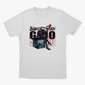 Camiseta com estampa frontal de personagem sentado com cabelo branco e óculos escuros, acompanhado de texto estilizado em japonês e inglês.