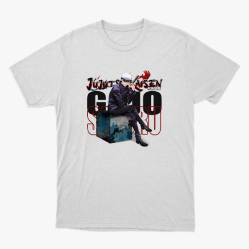 Camiseta com estampa frontal de personagem sentado com cabelo branco e óculos escuros, acompanhado de texto estilizado em japonês e inglês.