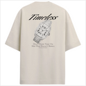 Camiseta com estampa frontal de texto estilizado pequeno e estampa traseira de relógio realista com frases e a palavra "Timeless" em destaque.
