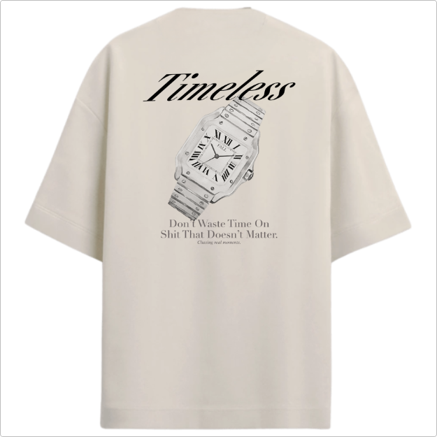 Camiseta com estampa frontal de texto estilizado pequeno e estampa traseira de relógio realista com frases e a palavra "Timeless" em destaque.