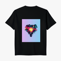 Camiseta com estampa frontal de retângulo gradiente e estampa traseira de lâmpada rodeada por explosão de cores vibrantes em fundo gradiente.