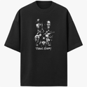 Camiseta com estampa frontal de três figuras em detalhe ressaltadas por instrumentos musicais, acompanhadas pela inscrição "Public Enemy" em estilo destacado.
