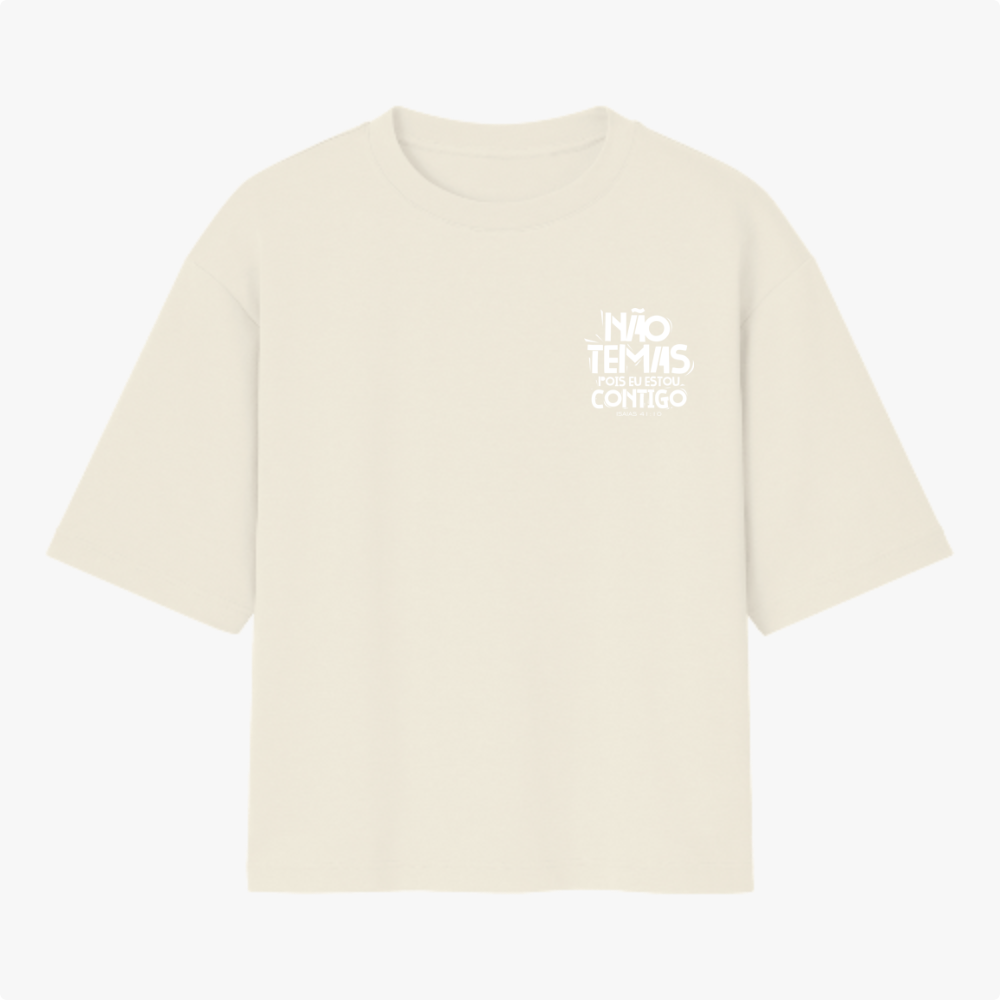 Camiseta com estampa frontal de texto estilizado "NÃO TEMAS, POIS EU ESTOU CONTIGO" e estampa traseira de mesma frase em destaque no centro.