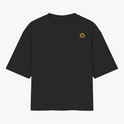 Camiseta com estampa frontal de um pequeno símbolo de leão com coroa e estampa traseira de asas estilizadas com a palavra "Blessed" e auréola acima.