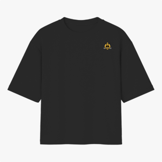 Camiseta com estampa frontal de um pequeno símbolo de leão com coroa e estampa traseira de asas estilizadas com a palavra "Blessed" e auréola acima.