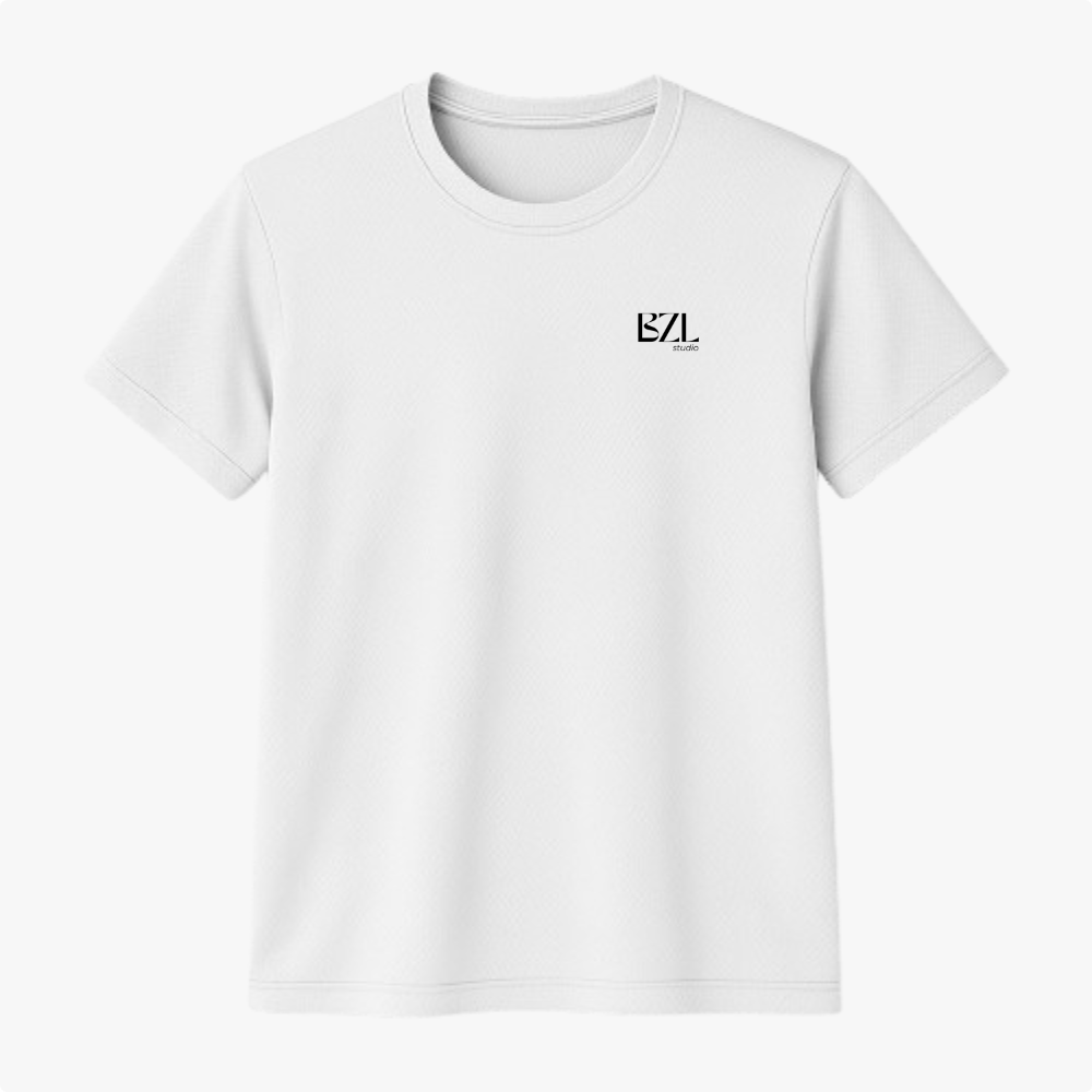 Camiseta com estampa frontal de logo minimalista composto por caracteres estilizados dispostos em um formato geométrico e visualmente equilibrado.