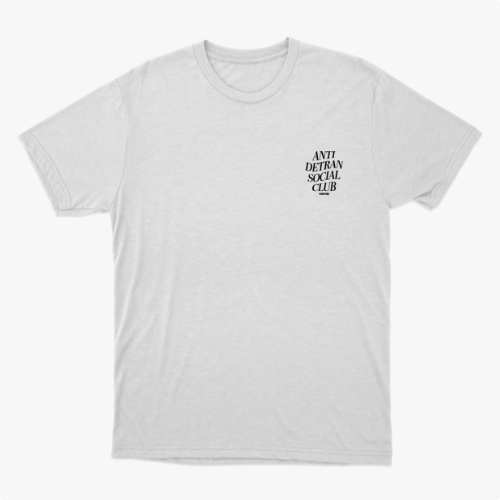 Camiseta com estampa frontal de texto "ANTI DETRAN SOCIAL CLUB" no peito e estampa traseira do mesmo texto em maior tamanho e com estilo marcante.