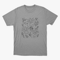 Camiseta com estampa frontal de desenhos sorridentes de criaturas vegetais estilizadas, cercadas por delicados detalhes de flores e folhagens diversas.