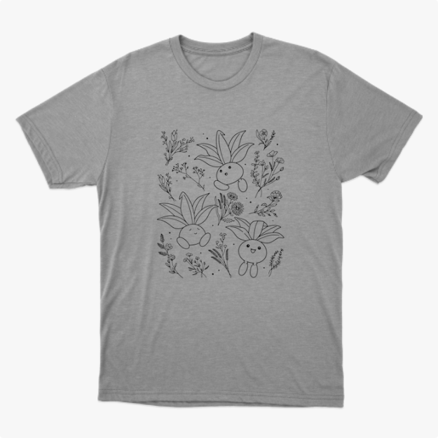 Camiseta com estampa frontal de desenhos sorridentes de criaturas vegetais estilizadas, cercadas por delicados detalhes de flores e folhagens diversas.