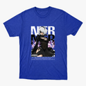 Camiseta com estampa frontal de personagem com cabelo prateado, vestindo traje estilizado, entre flores roxas, acompanhada de letras grandes e código de barras.