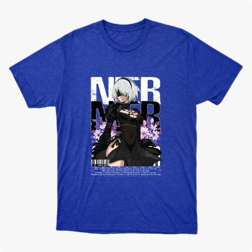 Camiseta com estampa frontal de personagem com cabelo prateado, vestindo traje estilizado, entre flores roxas, acompanhada de letras grandes e código de barras.