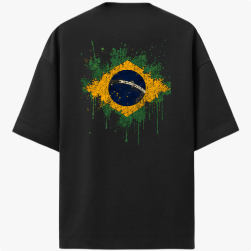 Camiseta com estampa frontal de pequeno emblema circular estilizado no canto superior e estampa traseira de bandeira do Brasil em efeito de respingos de tinta.