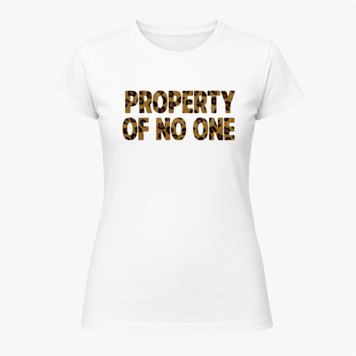 Camiseta com estampa frontal de texto "PROPERTY OF NO ONE" em padrão de estampa animal, proporcionando um efeito selvagem e marcante ao design.