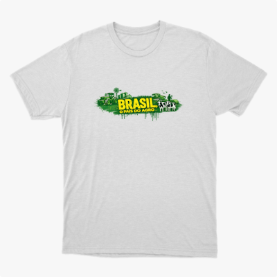 Camiseta com estampa frontal de elementos do agronegócio, incluindo tratores e paisagens agrícolas, junto à inscrição "BRASIL O PAÍS DO AGRO".
